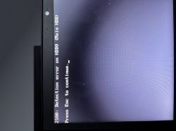 Błąd wykrywania dysku HDD0 na ekranie laptopa.