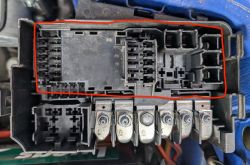Top view of a fuse box in a car engine compartment with the relay area outlined.