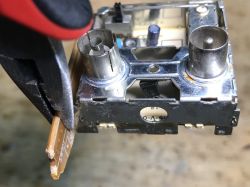 Wnętrze starego tunera satelitarnego z widocznymi elementami elektronicznymi.