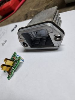 Isuzu DMAX2 (2013r.) - identyfikacja elementu wykonawczego w rezystorze dmuchawy