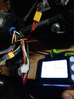 Wymiana sterownika i wyświetlacza w hulajnodze Momo Design - blokowanie koła