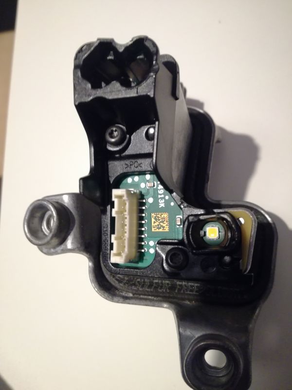 BMW F30 LCI: Adaptacja kierunkowskazów LED z USA do wersji EU - różnice w wtyczkach