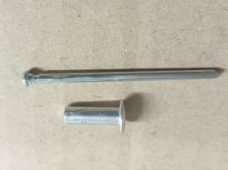 Dwa metalowe elementy: pręt z owalną główką i krótki cylinder.