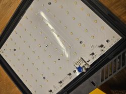 Widok płytki drukowanej z diodami LED i złączami w lampie LED.