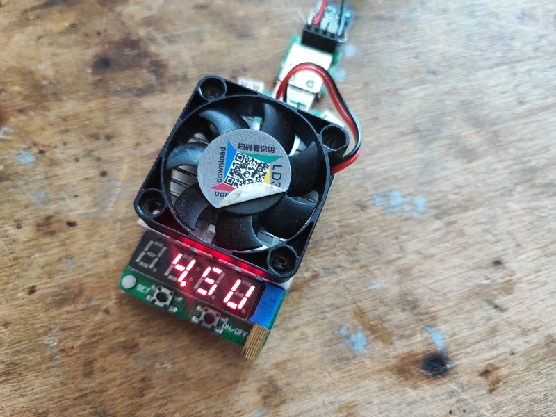 Moduł sztucznego obciążenia z wyświetlaczem pokazującym wartość 4.6 V