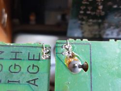 Uszkodzone płytki drukowane z wypaloną dziurą