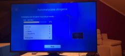 Ekran telewizora Samsung UE40J5100 z widocznym trybem automatycznego strojenia.