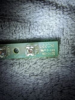 Fragment płytki drukowanej samochodu Volvo V40 z uszkodzonymi elementami LED i oznaczeniami.