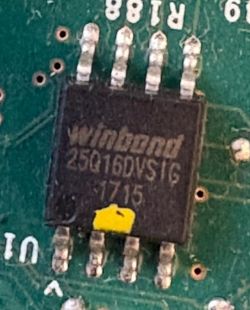 Układ scalony Winbond na płytce drukowanej z oznaczeniem 25016DVSIQ.