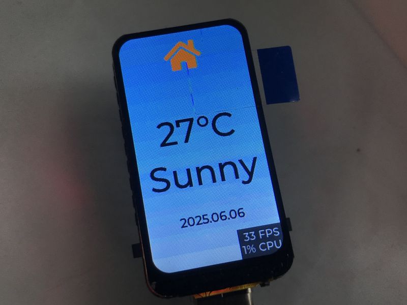Mały ekran LCD ESP32‑C6 wyświetlający pogodę: 27°C, słonecznie, data 2025.06.06