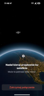 Interfejs telefonu pokazujący łączenie z satelitą nad Ameryką Północną nocą