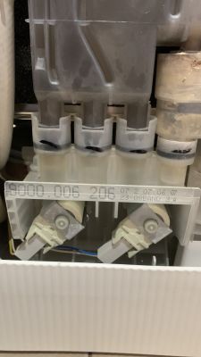 Simens - Woda pod zmywarką/woda wylewa się otworem odpowietrzającym