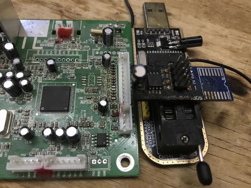 Blaupunkt micro hi-fi mainboard with connected CH341 programmer