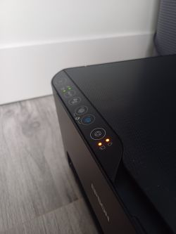 Panel kontrolny drukarki EPSON L3150 z wszystkimi włączonymi diodami.