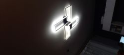 Nowoczesna lampa LED o geometrycznym kształcie świecąca na biało