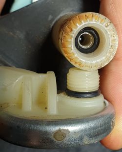 Zbliżenie na plastikowe złącze z uszczelką O-ring na elemencie.