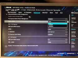 Zrzut ekranu z programu UEFI BIOS Utility w trybie zaawansowanym na komputerze ASUS.