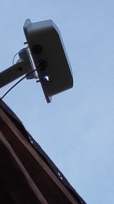 Antena internetowa zamontowana na dachu domu.