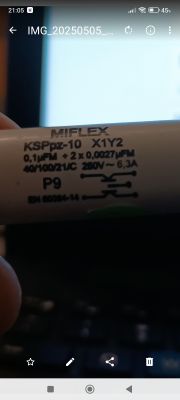 Zbliżenie na kondensator Miflex KSPpz-10 X1Y2 z oznaczeniami parametrów elektrycznych.