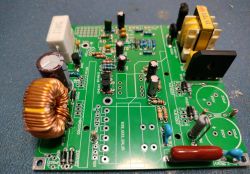 Płytka PCB z różnymi komponentami elektronicznymi.