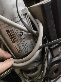 Blisko ukazanego silnika elektrycznego Hörmann z kablami.