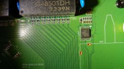 Zbliżenie na płytę PCB routera z widocznym układem HG595 i ścieżkami sygnałowymi