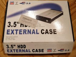 Pudełko zewnętrznej obudowy na dysk 3.5 cala z oznaczeniami USB i FireWire.