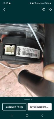 Zbliżenie na złącze elektryczne z etykietą wtyczki marki ebmpapst oraz oznaczeniami NRG118.