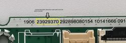 Zbliżenie płytki PCB z nadrukowanym numerem 23929370 zaznaczonym na żółto i strzałką