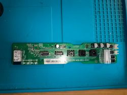 Płytka drukowana na niebieskim tle, z różnymi komponentami elektronicznymi i złączami.