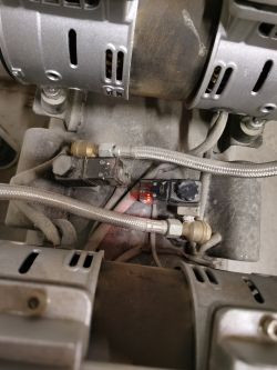 Widok wnętrza kompresora Magnum z widocznym elektrozaworem i świecącą się kontrolką LED.