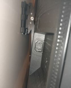 Gniazdo elektryczne na telewizorze TCL 55C809.