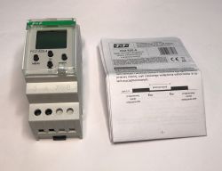 Zegar PCZ-525.4 F&amp;F z instrukcją położony na białym tle