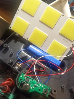 Lampka LED solar z panelem solarnym i przyciskiem - poszukiwanie układu (PR4403, EG4001)