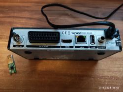 Tył dekodera WIWA H.265 MAXX z portami i pendrive'em obok.