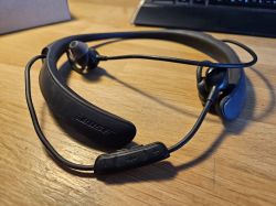 Problem z uruchomieniem słuchawek Bose QC30 - czy można je przeprogramować lub wymienić akumulator?