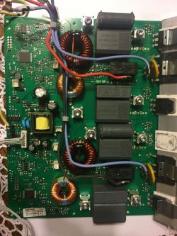 Obwód drukowany z cewkami i komponentami elektronicznymi