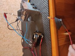 Domowy układ elektroniczny z przewodami i podzespołami.