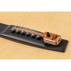 Przetwornik piezoelektryczny zamontowany na gitarze akustycznej