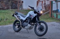Motocykl terenowy Kawasaki KLE 500 z wysoką szybą i reflektorem przednim