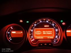 Komunikat ryzyka zapchania filtra cząstek stałych na desce rozdzielczej Citroëna