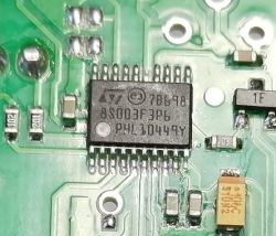 Wnętrze przekaźnika bistabilnego BIS-411 + schemat