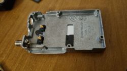 Wnętrze metalowej obudowy radiotelefonu Yaesu VX-2R z gniazdem antenowym.