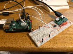 Raspberry Pi połączony z płytką stykową oraz układem EEPROM i konwerterami HDMI