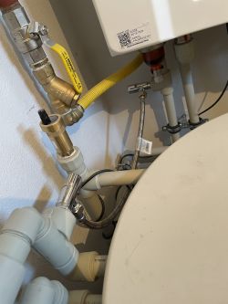 Instalacja wodno-kanalizacyjna z rurami i zaworami