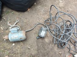 Stary silnik elektryczny z przewodami na ziemi