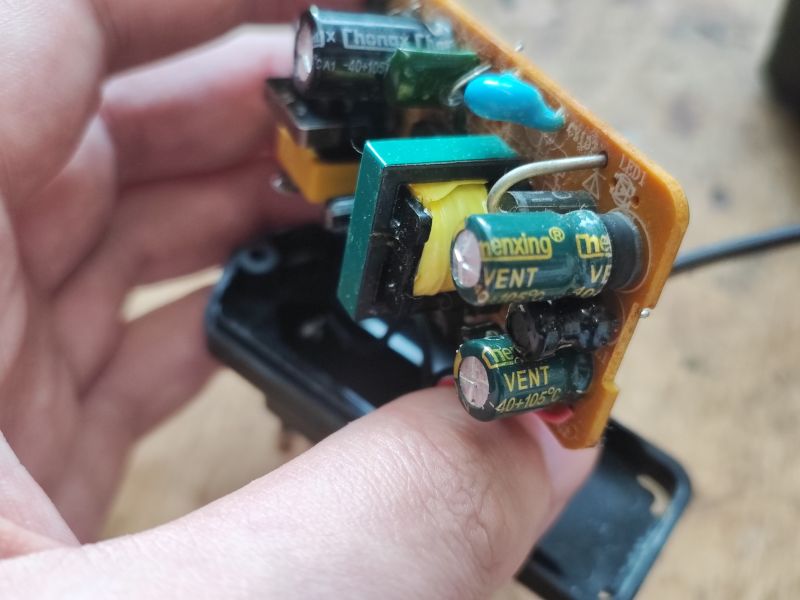 Uszkodzony kondensator w zasilaczu impulsowym