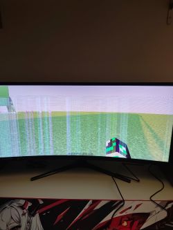 Monitor MSI z zakłóceniami obrazu w postaci pionowych linii i pikselowych artefaktów