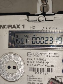 Zbliżenie na wyświetlacz licznika Apator NORAX 1 z kodem 15.8.1 i odczytem 000231