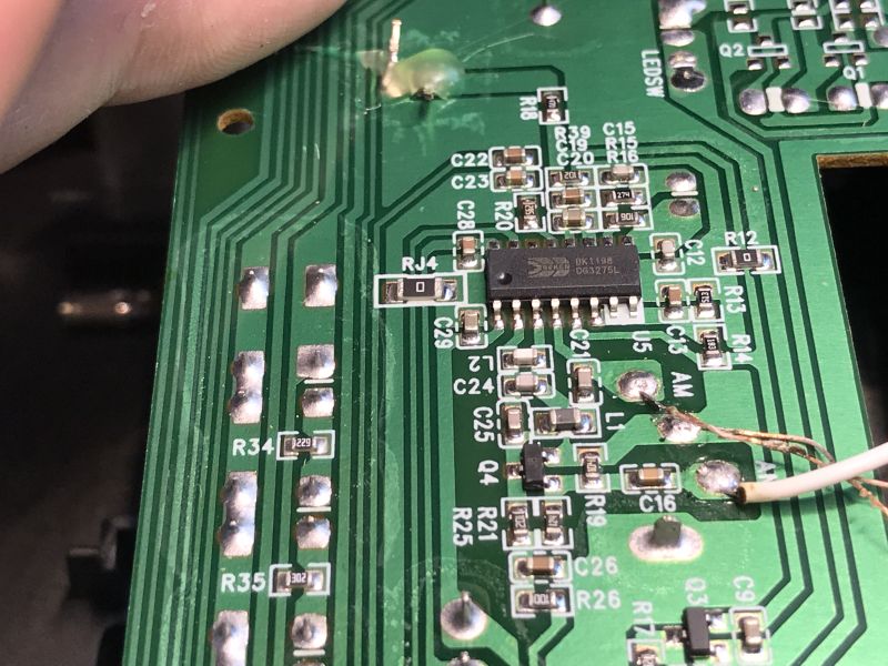 Układ scalony BK1198 na zielonej płytce PCB z elementami SMD